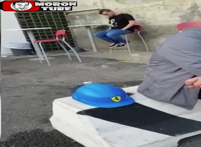 Video :Totally drunk, this man has his own technique for waking himself up